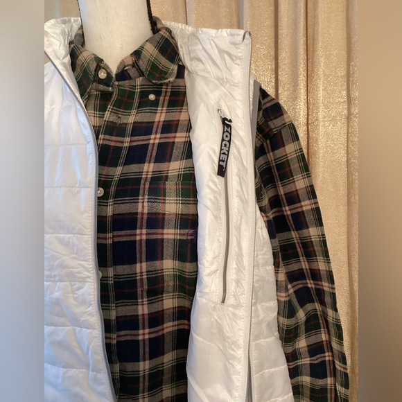 Vantage white puffer light vest with 2 zippered pockets outside 1 inside. L - Picture 4 of 5